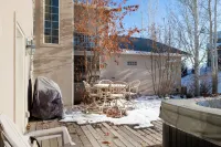 Family Getaway~Hot Tub, Ice Castles & Tubing Hs 5 Bedroom Home by RedAwning