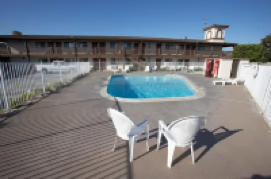 E-Z 8 โมเทล นีวาร์ค