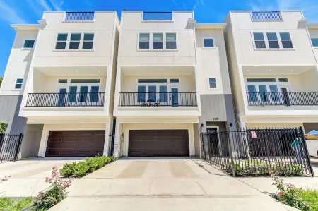 Modern Cozy Home with King Bed Отели рядом с достопримечательностью «Хьюстонский университет»