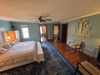Family friendly 12 bed, Serene small town Louisa. Cozy with wifi, AC & farm life