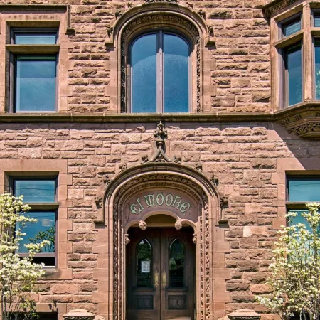 El Moore Lodge Отели рядом с достопримечательностью «Стадион "Нью-Центр-арена"»