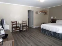 Ray Lyn Motel Hotels in Genelle