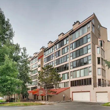 Spacious Remodel, 4Br, Minutes to Conf Center & Slopes! 4 Bedroom Condo by Redawning