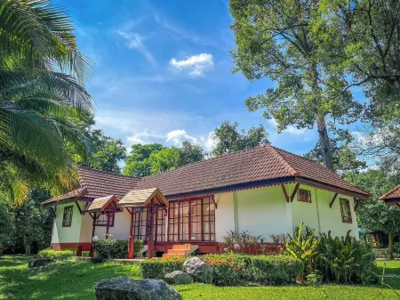 Supalai Pasak Resort Hotel and Spa Отели рядом с достопримечательностью «Wat Walukaram»