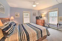 Portage Lake Condo w/ Deck & Pool Access! - 3-Star