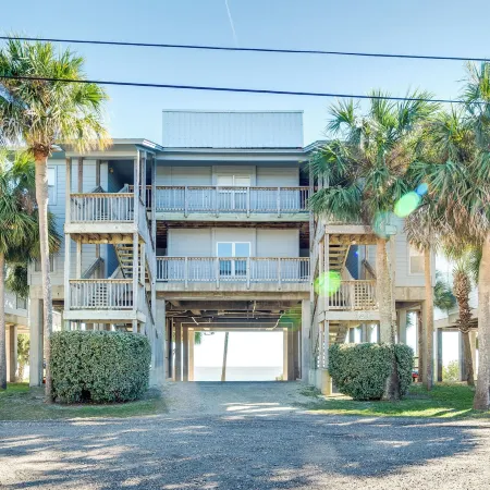 Cedar Key Condo w/ Balcony & Gulf Views!
