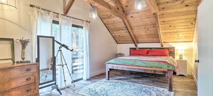 Walk Downtown: Arnold Cabin w/ Large Deck! Hotels in Arnold