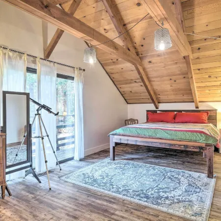 Walk Downtown: Arnold Cabin w/ Large Deck!