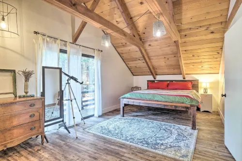 Walk Downtown: Arnold Cabin w/ Large Deck!