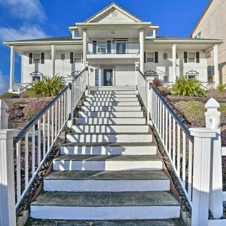 Eagles View Condo in Ocean Shores w/ 3 Balconies