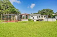 Sleep with Sloths and Lemurs! Modern Webster Home - parking