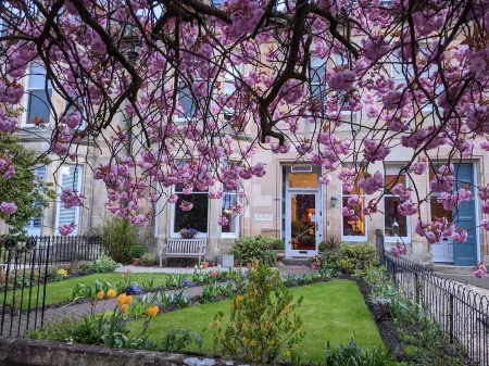 Lochinver Guesthouse Отели рядом с достопримечательностью «Библиотека Форхилл Бранч»