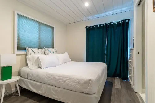 Summertime Bayou Houseboat Oasis: Fish, Hot tub, Kayak