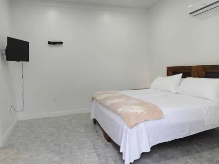 2 minutes from Downtown 5 minutes from the airport. 2 minutes from ferry