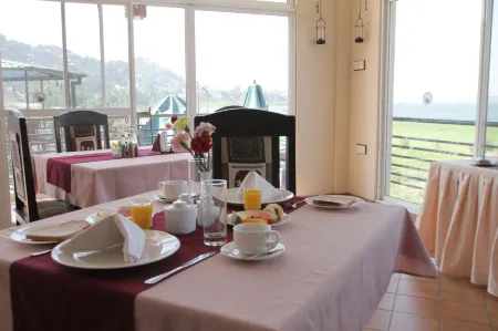 Ryan's Bay Hotel Отели рядом с достопримечательностью «Winterfell hall»