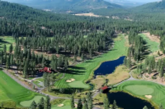 Rocky Cliff Retreat at Davis Lake