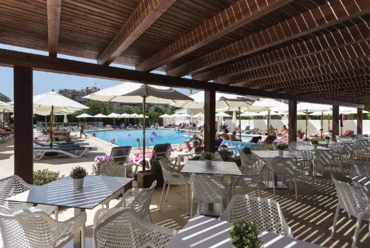 อาลูอา เลโอ โฮเทล