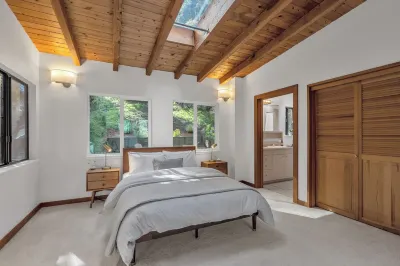 Stunning Neighborhood Home Walkable to Downtown Mill Valley The Store附近的飯店