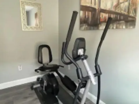 TOWNHOUSE🏠5BR/2BATH/2 FLOORS/ FREE PARKING/BBQ 🤩 โรงแรมในเอลิซาเบท