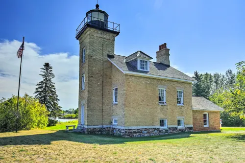 17 Mi to Porkies: Getaway Steps to Beach & Main St - Homestays