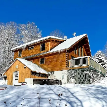 Game Room & Hot Tub: Pet-Friendly Mount Snow Gem