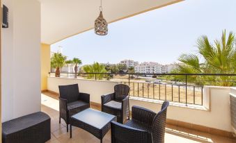 C02 - Luxury 3 Bed with Pool View