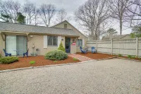 2 Mi to Beach: Charming Cape Cod Home w/ Patio! - Parkering