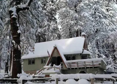 4 bdrm 2 bath - sleeps 10 living & family room space for everyone! Dogs okay. 아놀드 림 트레일헤드 주변 호텔