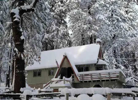 4 bdrm 2 bath - sleeps 10 living & family room space for everyone! Dogs okay. Отели рядом с достопримечательностью «Arnold Rim Trailhead»