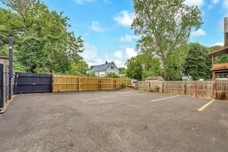 mins to the Niagara Falls with WiFi, AC, Arcade, full kitchen