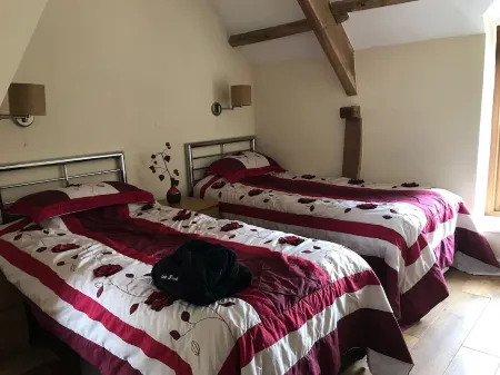 Peacock Cottage, Pet Friendly,  Black Mountain Range, nestled on Brecon Beacons