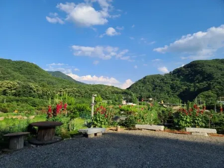 Yeoncheon Seonnyeobawi Pension Отели рядом со станцией Jeongog-Yeog