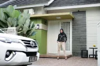 Shakilla House 1 Syariah Hotels in Sawah Gede