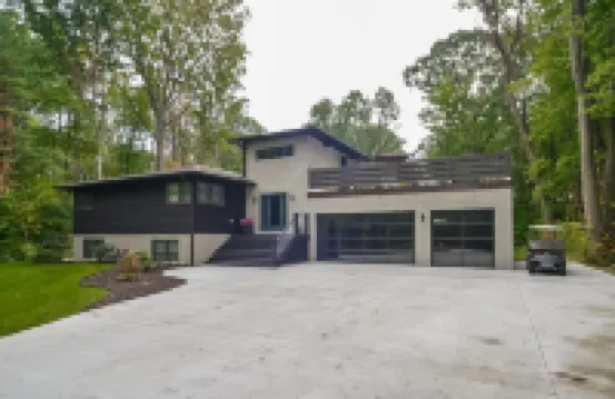 Private Large Yard Close to Town Hot Tub Lake Hotels in 