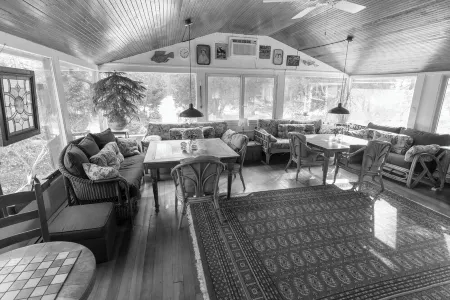 Sunnybrook House - 5 bedroom antique home in landscaped wooded grounds.