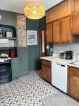 Quaint Pet Friendly 2 Bed Apartment Downtown