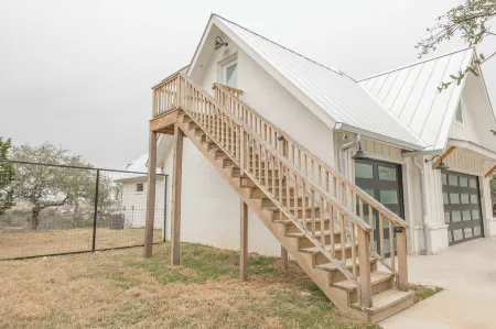 Scarlet Ridge Retreat - Near Wineries & DT Austin!
