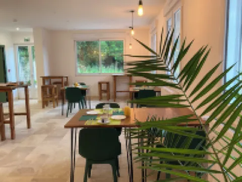 โลจิส โฮเต็ล เลส์ ติลเลิลส์