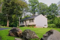 Rustic Charm Meets Modern Comfort 3-Bedroom Raised-Ranch Cottage in Wooded Area Hotels in Waterbury