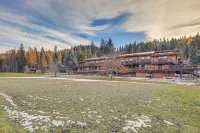 Bonners Ferry Cabin w/ Wraparound Deck & Views! - Parkering
