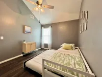 Charming 3-bedroom house with king bed  , pet friendly