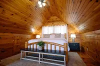 Cozy Creekside Cabin - Sleeps 6 - Perfect for campfires & making memories