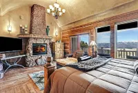 Spacious, Custom Built, Luxury Home Cabin with Hot Tub, Stunning Views,