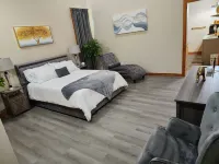 Tranquil 2-bedroom cabin on an acre in serene Pottsboro, 4 mins to Lake Texoma!