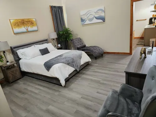 Tranquil 2-bedroom cabin on an acre in serene Pottsboro, 4 mins to Lake Texoma!