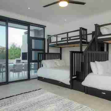 Giraffe Oasis - Kruger Luxury Family Villa: 5-BRs WiFi & AC in Marloth Park Rooms