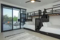 Giraffe Oasis - Kruger Luxury Family Villa: 5-BRs WiFi & AC in Marloth Park