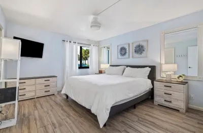 Escape to Paradise- Short walk to Jupiter beach Các khách sạn gần Golden Anvil Jewelers