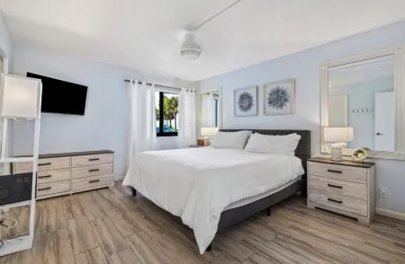 Escape to Paradise- Short walk to Jupiter beach Отели рядом с достопримечательностью «Парк Ошен Кей»