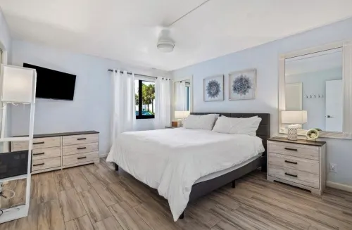 Escape to Paradise- Short walk to Jupiter beach